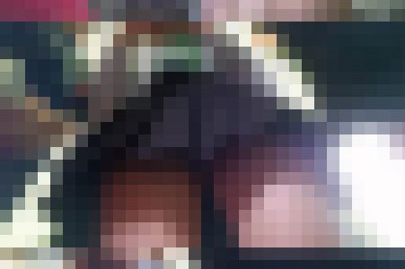 小柄な制服JKの太ももを正面と階段の下から眺める動画