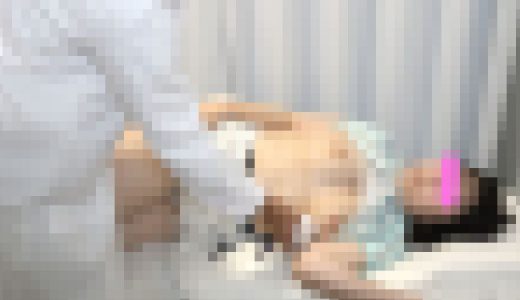 誤って聴診器が触れてびくっと感じてしまうティーン患者の心電図検査と超音波検査。感度が良いので少しイタズラしてみました。
