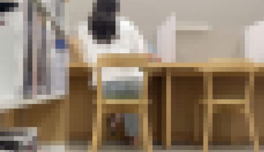 【20代の巨尻】美人モデル級JDちゃんのデニムのデカ尻w　イスからはみ出て視○され放題w w【4K】