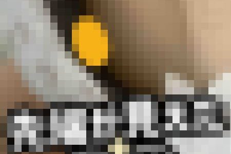 ブラから覗けるオッパイと机の下からの眺めは最高