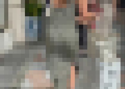 薄手のワンピースから浮き出るＴバックのパンティーライン。