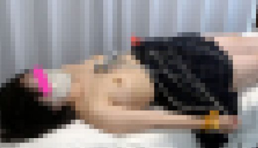 ねむそうな顔をしながらも不信感を抱いている？白目をむきながら意識が飛んでる心電図検査を受ける若い制服患者。