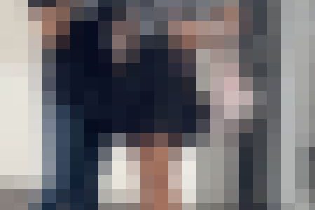 雨に濡れるミニスカートの美少女の全身を遠距離から観察