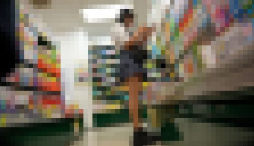 パンツの繊維まで覗かれた生パンJK スカートめくりで逆さ撮り パンチラ盗撮
