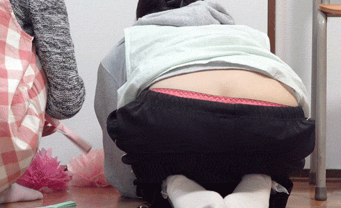 【幼稚園の美人先生盗撮】【ノーブラ無防備乳首＆割れ目が見えそうなしゃがみパンチラ】