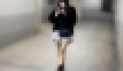 【逆さ撮り】黒のファーに白いスカートを身につけた女の子の白パンティ