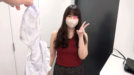 爆乳女子大生のパンツを買取！玄関で美巨乳を揉み、パンチラ撮影会?【ローアングル/パンティ】